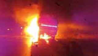 Running trash of cotton | कापसाच्या धावत्या ट्रकला आग Running trash of cotton | कापसाच्या धावत्या ट्रकला आग