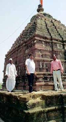 Ignore the Archeology Department at Bhandeshwar | भंडारेश्वराकडे पुरातत्व विभागाचे दुर्लक्ष Ignore the Archeology Department at Bhandeshwar | भंडारेश्वराकडे पुरातत्व विभागाचे दुर्लक्ष