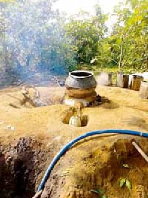 Action against illegal liquor dealers | अवैध दारुविक्रेत्यांवर धडक कारवाई