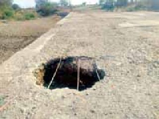 In the development of billions of crores, the bridge over the bridge was neglected | कोट्यवधींच्या विकासात ‘त्या’ पुलावरील भगदाड दुर्लक्षित In the development of billions of crores, the bridge over the bridge was neglected | कोट्यवधींच्या विकासात ‘त्या’ पुलावरील भगदाड दुर्लक्षित