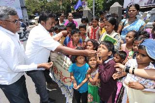 The trash kids celebrated the celebration | कचरावेचक मुलांनी केला आनंदोत्सव साजरा The trash kids celebrated the celebration | कचरावेचक मुलांनी केला आनंदोत्सव साजरा