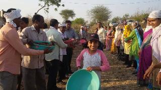 Construction of earth from labor to labor | श्रमदानातून मातीनालाबांधाची निर्मिती Construction of earth from labor to labor | श्रमदानातून मातीनालाबांधाची निर्मिती