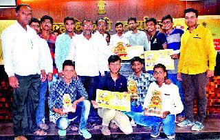 Vadenar Bhairav's Saladbach Mandalas Award | वडनेर भैरवच्या सलादेबाबा मंडळास पुरस्कार Vadenar Bhairav's Saladbach Mandalas Award | वडनेर भैरवच्या सलादेबाबा मंडळास पुरस्कार