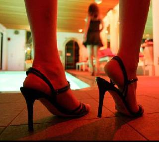 High tech sex racket was run by the police in a cashless manner | कॅशलेस पद्धतीने पोलिसच चालवत होता हाय-टेक सेक्स रॅकेट High tech sex racket was run by the police in a cashless manner | कॅशलेस पद्धतीने पोलिसच चालवत होता हाय-टेक सेक्स रॅकेट