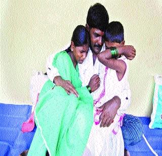 The hookah and the laughter laughs the wall | हुंदके आणि हास्याच्या लकेरीने भिंतीही सुखावल्या The hookah and the laughter laughs the wall | हुंदके आणि हास्याच्या लकेरीने भिंतीही सुखावल्या