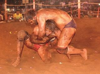 Wrestling folklore from the villages | गावोगावच्या यात्रा-जत्रांतून कुस्तीला लोकाश्रय Wrestling folklore from the villages | गावोगावच्या यात्रा-जत्रांतून कुस्तीला लोकाश्रय