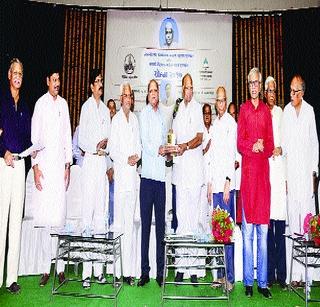 Successful in 50 years of public life due to mother's esteem | आईच्या संस्कारामुळे ५० वर्षांच्या सार्वजनिक जीवनात यशस्वी Successful in 50 years of public life due to mother's esteem | आईच्या संस्कारामुळे ५० वर्षांच्या सार्वजनिक जीवनात यशस्वी