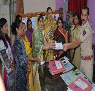 Goddess stays in the Dhule city police station for the action of Sonar | देवा सोनारवरील कारवाईसाठी माजी महापौरांसह महिलांचा धुळे शहर पोलीस ठाण्यात ठिय्या Goddess stays in the Dhule city police station for the action of Sonar | देवा सोनारवरील कारवाईसाठी माजी महापौरांसह महिलांचा धुळे शहर पोलीस ठाण्यात ठिय्या