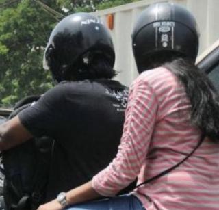 Standing near a non-whelmite bike is also a 'crime'! | विनाहेल्मेट दुचाकीजवळ उभे राहाणेही ‘गुन्हा’! Standing near a non-whelmite bike is also a 'crime'! | विनाहेल्मेट दुचाकीजवळ उभे राहाणेही ‘गुन्हा’!