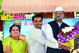 A writer with respect to the soil | मातीशी इमान राखणारा लेखक हवा A writer with respect to the soil | मातीशी इमान राखणारा लेखक हवा