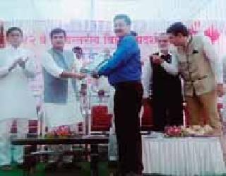 Sureshkumar Bhagat is the first in Maharashtra to state-level science exhibition | सुरेशकुमार भगत राज्यस्तरीय विज्ञान प्रदर्शनीत महाराष्ट्रातून प्रथम Sureshkumar Bhagat is the first in Maharashtra to state-level science exhibition | सुरेशकुमार भगत राज्यस्तरीय विज्ञान प्रदर्शनीत महाराष्ट्रातून प्रथम