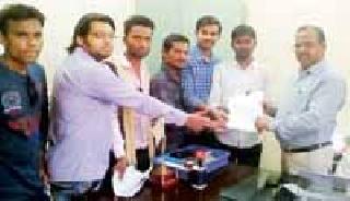 Accused of giving three hours to the paper | पेपरला तीनच तास दिल्याचा आरोप Accused of giving three hours to the paper | पेपरला तीनच तास दिल्याचा आरोप