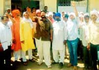 Thuya agitation for purchase of ture at Pusad | पुसद येथे तूर खरेदीसाठी ठिय्या आंदोलन Thuya agitation for purchase of ture at Pusad | पुसद येथे तूर खरेदीसाठी ठिय्या आंदोलन