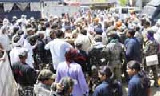 Farmers roam around the street | शेतकरी घुगऱ्या घेऊन रस्त्यावर Farmers roam around the street | शेतकरी घुगऱ्या घेऊन रस्त्यावर