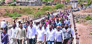 In front, a women's tahsilal front | सटाण्यात महिलांचा तहसीलवर मोर्चा In front, a women's tahsilal front | सटाण्यात महिलांचा तहसीलवर मोर्चा