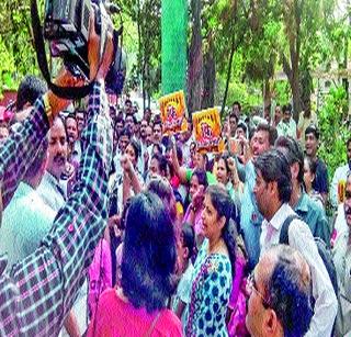 Guardian aggressor against school charges | शाळांच्या शुल्कवाढीविरुद्ध पालक आक्रमक Guardian aggressor against school charges | शाळांच्या शुल्कवाढीविरुद्ध पालक आक्रमक