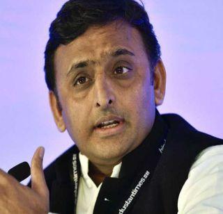 Who gave Saffron saffron license to the police - Akhilesh | भगवा घालून पोलिसांना मारहाणीचा परवाना कोणी दिला - अखिलेश Who gave Saffron saffron license to the police - Akhilesh | भगवा घालून पोलिसांना मारहाणीचा परवाना कोणी दिला - अखिलेश