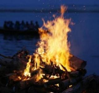 The personal loan was made for the construction of the slab, and the court gave the penalty | तिरडी बांधताना पर्सनल लोनसाठी केला फोन, न्यायालायने ठोठावला दंड The personal loan was made for the construction of the slab, and the court gave the penalty | तिरडी बांधताना पर्सनल लोनसाठी केला फोन, न्यायालायने ठोठावला दंड