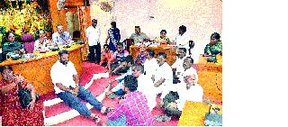 Citizens enter the permanent meeting | स्थायी सभेत नागरिक घुसले Citizens enter the permanent meeting | स्थायी सभेत नागरिक घुसले