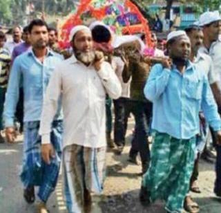 The shoulder of the Hindus is given by the Muslims | हिंदूच्या पार्थिवाला मुस्लिमांनी दिला खांदा