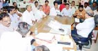After the knockdown, Porbandar is a big crisis | नोटाबंदीनंतर तूरबंदी हे मोठे संकट After the knockdown, Porbandar is a big crisis | नोटाबंदीनंतर तूरबंदी हे मोठे संकट