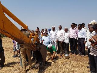 In the buses, the success of the level planter starts | बसर्गेमध्ये सलग समतल चर कामाची सुरुवात In the buses, the success of the level planter starts | बसर्गेमध्ये सलग समतल चर कामाची सुरुवात