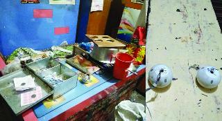 Three shops shattered by minor thieves | अल्पवयीन चोरट्याने फोडली तीन दुकाने