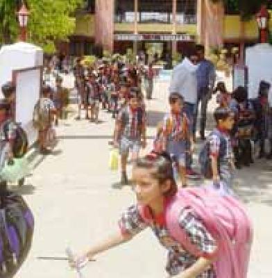 School of CBSE curriculum fills up in the sunlight | रखरखत्या उन्हात भरते सीबीएसई अभ्यासक्रमाची शाळा