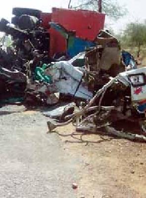 Two tips, one killed, one killed | दोन टिप्परची धडक, एक ठार Two tips, one killed, one killed | दोन टिप्परची धडक, एक ठार