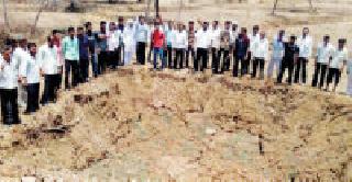 Farmers mobilize against the work of tower: | टॉवरच्या कामाविरूद्ध शेतकरी एकवटले :