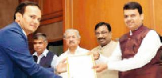 Honored District Collector at the hands of Chief Minister | मुख्यमंत्र्यांच्या हस्ते जिल्हाधिकारी सन्मानित Honored District Collector at the hands of Chief Minister | मुख्यमंत्र्यांच्या हस्ते जिल्हाधिकारी सन्मानित