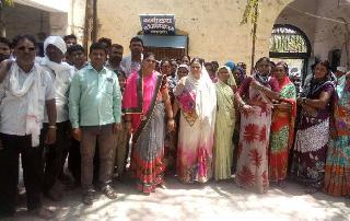 Citizens fall on the sub-divisional office | पाण्यासाठी नागरिकांची उपविभागीय कार्यालयावर धडक Citizens fall on the sub-divisional office | पाण्यासाठी नागरिकांची उपविभागीय कार्यालयावर धडक