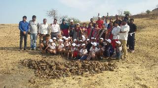 The seven stone-walled dams, which took place in two hours, | चिमुकल्यांनी दोन तासांत साकारले सात दगडी बांध