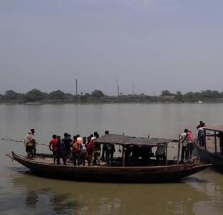 Three die in Hooghly river, 40 missing in river | हुगळी नदीत बुडून तिघांचा मृत्यू, तर 40 जण बेपत्ता Three die in Hooghly river, 40 missing in river | हुगळी नदीत बुडून तिघांचा मृत्यू, तर 40 जण बेपत्ता