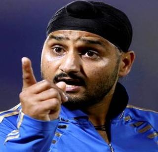 Harbhajan Singh, who is from a pilot named Bloody Indian | ब्लडी इंडियन म्हणणा-या वैमानिकाशी भिडला हरभजन Harbhajan Singh, who is from a pilot named Bloody Indian | ब्लडी इंडियन म्हणणा-या वैमानिकाशी भिडला हरभजन