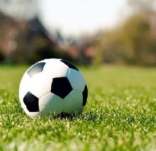 The girl throwing stones at the jawans, "the girl" who wants to play for the country | जवानांवर दगड फेकणा-या "त्या" मुलीला देशासाठी खेळायचंय फुटबॉल The girl throwing stones at the jawans, "the girl" who wants to play for the country | जवानांवर दगड फेकणा-या "त्या" मुलीला देशासाठी खेळायचंय फुटबॉल