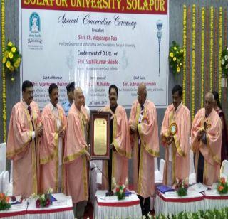 Sushilkumar Shinde has been awarded D.Litt degree | सुशीलकुमार शिंदे यांना डी.लिट पदवी प्रदान Sushilkumar Shinde has been awarded D.Litt degree | सुशीलकुमार शिंदे यांना डी.लिट पदवी प्रदान