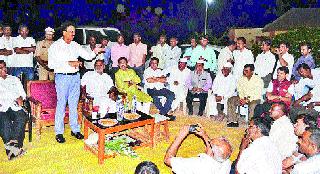 Talking to the farmers who helped the farmers in Chincholi | चिंचोली येथे पालकमंत्र्यांनी साधला शेतकऱ्यांशी संवाद