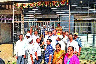 The MNS teacher sacked the bank | मनसे शिक्षक सेनेने बॅँकेला ठोकले टाळे