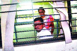 Guru Ji took wife along with his wife | पत्नीसह गुरुजींनी बॅँकेत स्वत:ला घेतले कोंडून