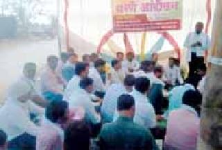 Hold teachers for fulfillment of demands | मागण्यांच्या पूर्ततेसाठी शिक्षकांचे धरणे Hold teachers for fulfillment of demands | मागण्यांच्या पूर्ततेसाठी शिक्षकांचे धरणे