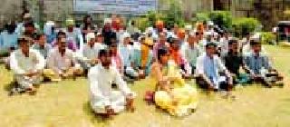 Dharana agitation of Vidarbha Prahar trade union | विदर्भ प्रहार कामगार संघटनेचे धरणे आंदोलन Dharana agitation of Vidarbha Prahar trade union | विदर्भ प्रहार कामगार संघटनेचे धरणे आंदोलन