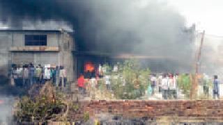 Dangerous fire to plastic factory on Murray Road | मूर्री मार्गावरील प्लास्टिक फॅक्टरीला भिषण आग Dangerous fire to plastic factory on Murray Road | मूर्री मार्गावरील प्लास्टिक फॅक्टरीला भिषण आग