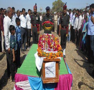 The funeral of the government on Nayak Vilas Patil | नायक विलास पाटील यांच्यावर शासकीय इतमामात अंत्यसंस्कार The funeral of the government on Nayak Vilas Patil | नायक विलास पाटील यांच्यावर शासकीय इतमामात अंत्यसंस्कार