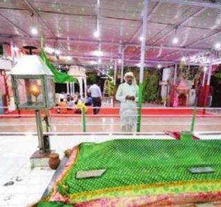 ... here worshiping Hindus and Muslims at one place | ...येथे एकाच ठिकाणी हिंदू आणि मुस्लिम करतात पूजा ... here worshiping Hindus and Muslims at one place | ...येथे एकाच ठिकाणी हिंदू आणि मुस्लिम करतात पूजा