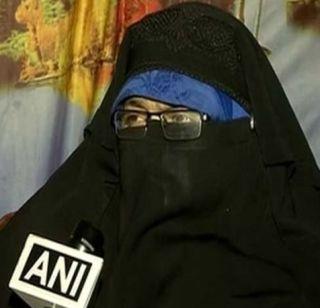 Separate leader Asiya Andrabi arrested in Srinagar | फुटीरतावादी नेता असिया अंद्राबीला श्रीनगरमध्ये अटक Separate leader Asiya Andrabi arrested in Srinagar | फुटीरतावादी नेता असिया अंद्राबीला श्रीनगरमध्ये अटक