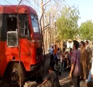 VIDEO: Just run without a driver! Passengers move | VIDEO : अन चालकाविनाच धावली बस! प्रवाशांची पळापळ VIDEO: Just run without a driver! Passengers move | VIDEO : अन चालकाविनाच धावली बस! प्रवाशांची पळापळ