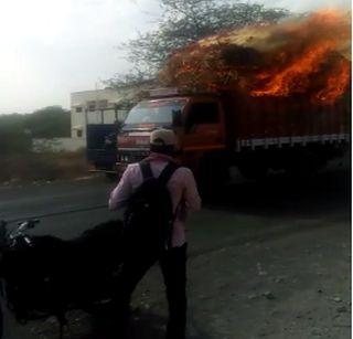 Burning truck running on the highway! | महामार्गावर धावली बर्निंग ट्रक ! Burning truck running on the highway! | महामार्गावर धावली बर्निंग ट्रक !