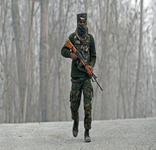 After the terror attack, the rioters took place on the soldiers | दहशतवादी हल्ल्यानंतर जवानांवर झाली दगडफेक After the terror attack, the rioters took place on the soldiers | दहशतवादी हल्ल्यानंतर जवानांवर झाली दगडफेक