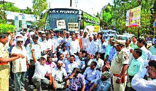 Stop the teacher's way | शिक्षकांचा रास्ता रोको